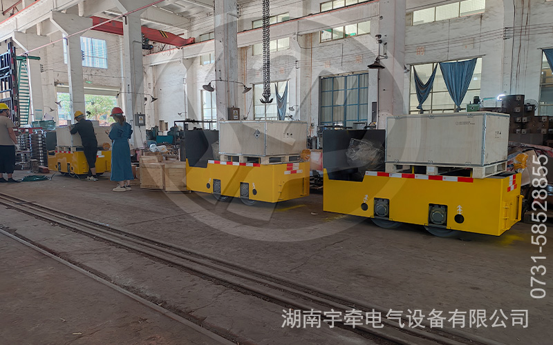 一批定制型2.5噸蓄電池電機(jī)車(chē)發(fā)貨1.jpg