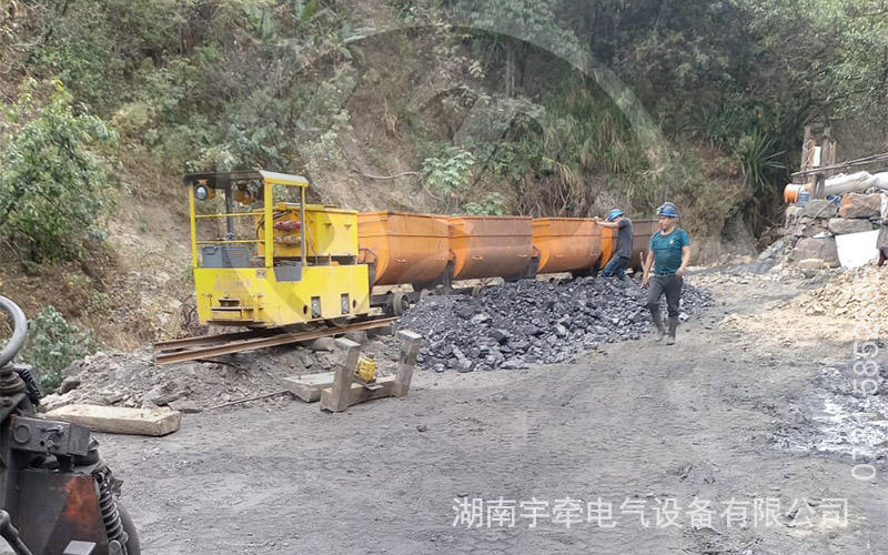 2.5噸防爆蓄電池電機(jī)車海外煤礦運(yùn)行視頻.jpg